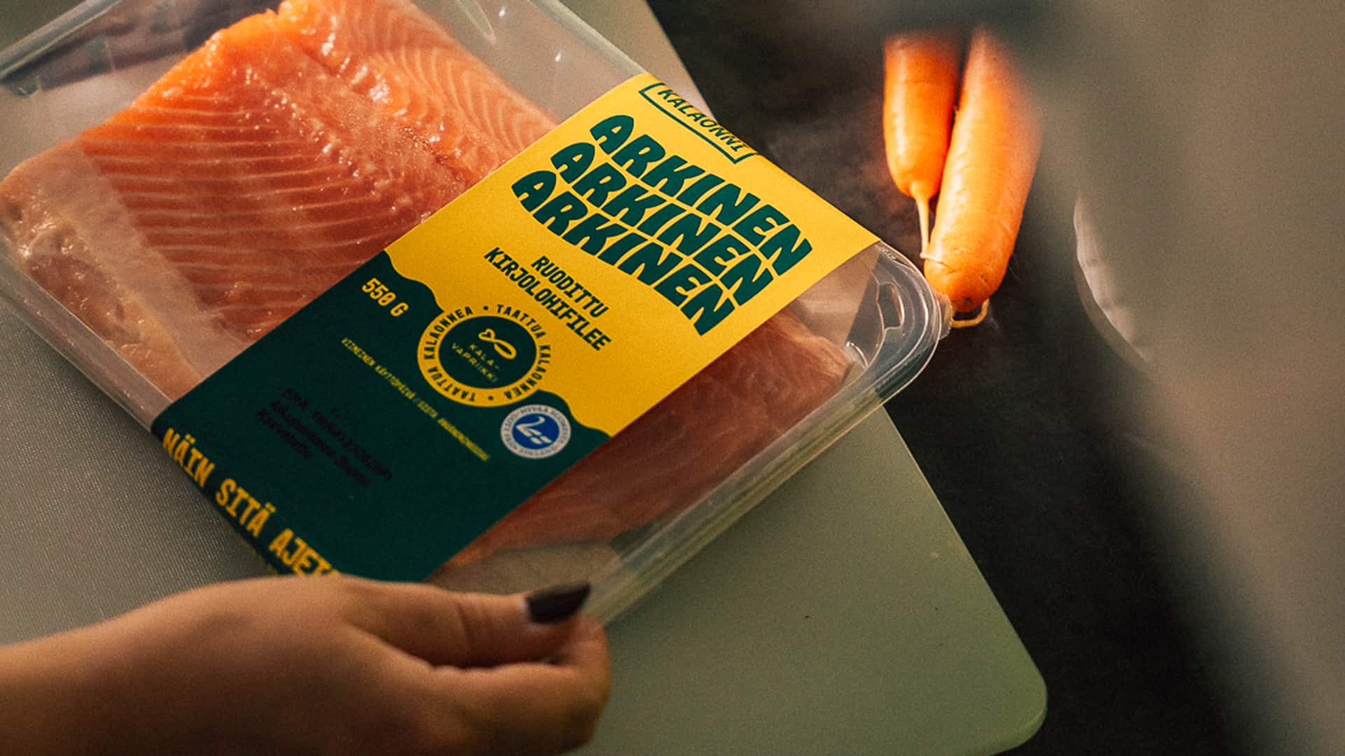 Suomalaiset yritykset tuovat ensimmäisinä maailmassa markkinoille hyönteisproteiinilla kasvatettuja kirjolohituotteita